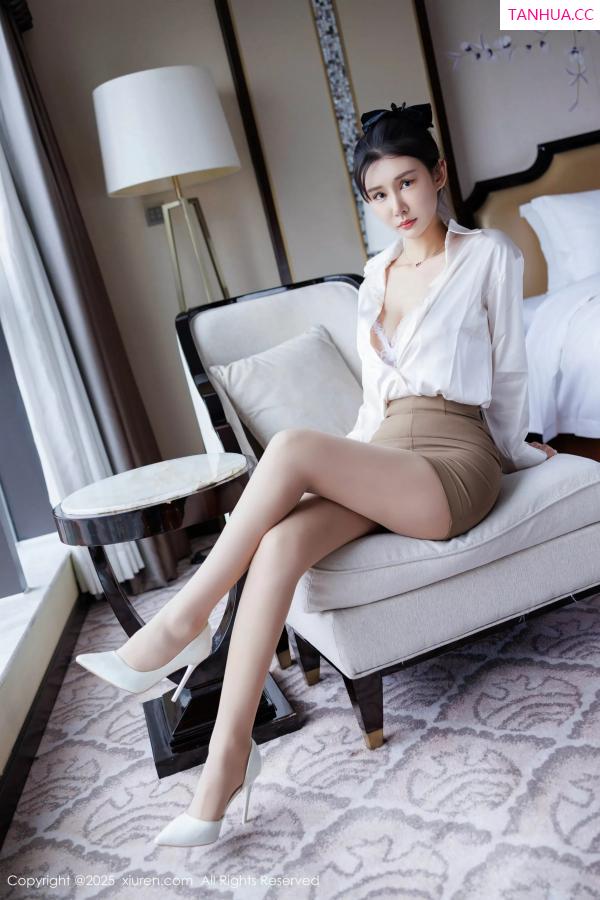   [XiuRen]高清写真图 2025.07.14 No.10543 艺艺yiyi 白色衬衫第8张图片